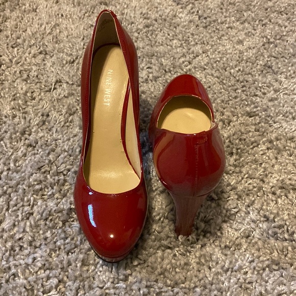 Nine West Red Patent Pump Round Toe size 1/2